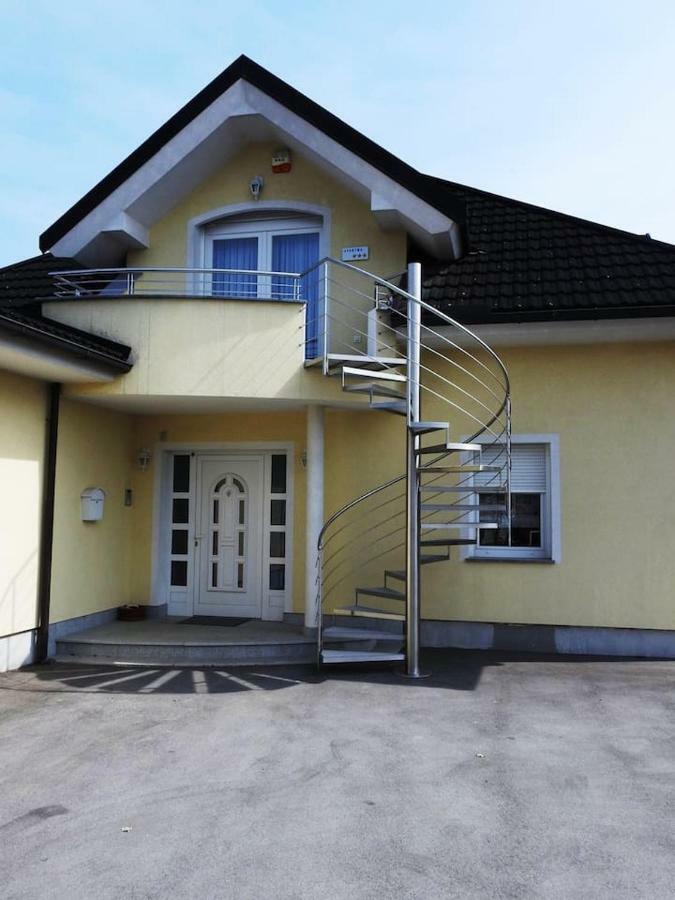 Апартаменты Natasha'S Garden House Dol pri Ljubljani Экстерьер фото